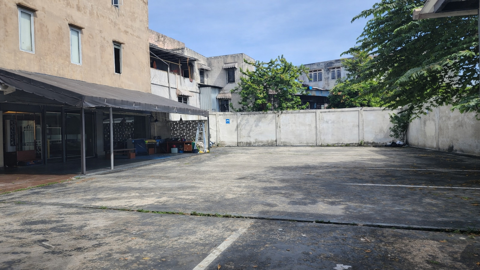 Parkir The Luxe Ahmad Yani