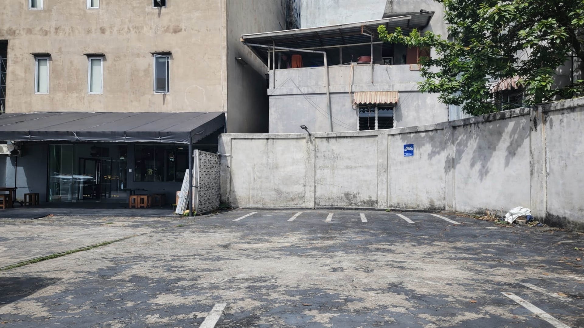 Parkir The Luxe Ahmad Yani
