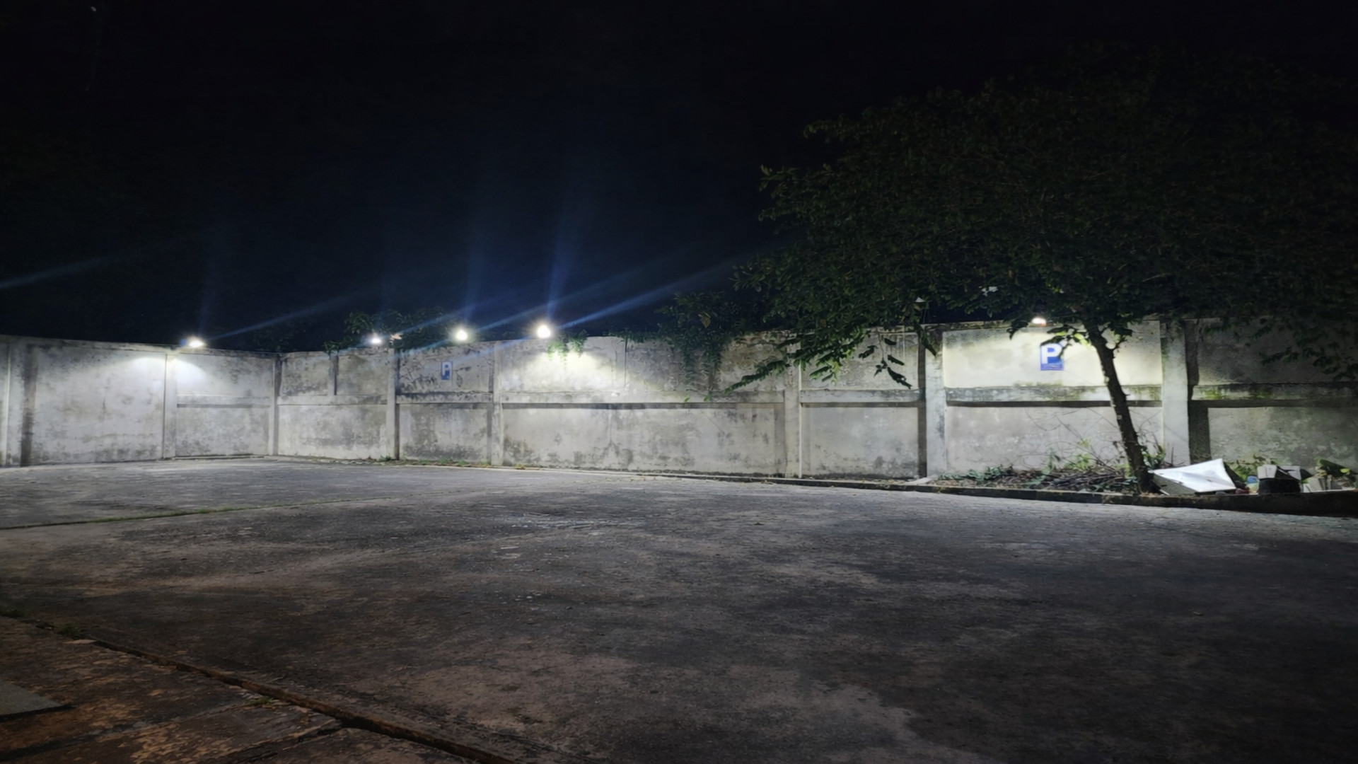 Area Parkir The Luxe Ahmad Yani